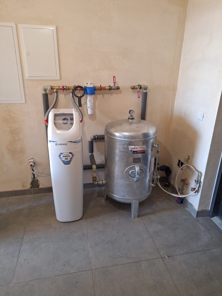 Instalacja sanitarna, zbiornik, zmiękczacz wody
